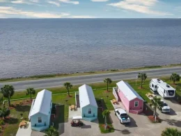 park model by the sea, by Vacavia