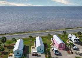 park model by the sea, by Vacavia